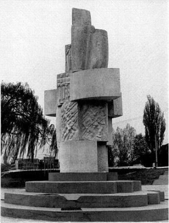 Három tavasz emlékmű, Edelény, mészkő, 5 m